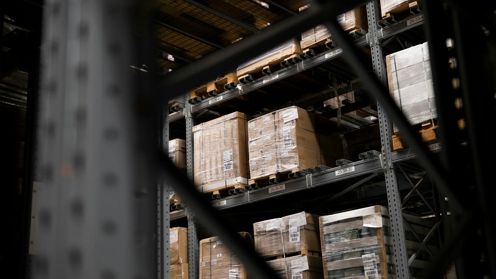 Sorgfältig verpacktes Großgut in einem modernen Hochregallager